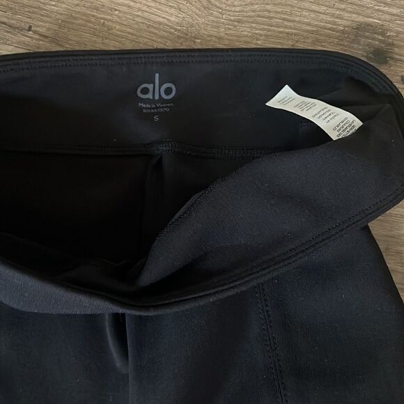 Alo Airbrush High-Waist Flutter Legging - Picture 8 of 9